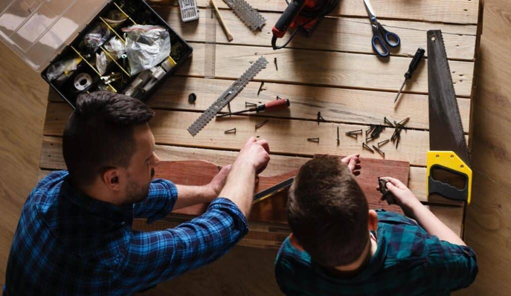 Autónomo contratar hijo menor de edad